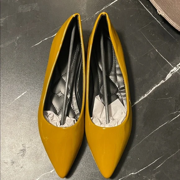 Amazon Essentials Women’s Pointed Toe Patent Flats in Mustard - Picture 1 of 2